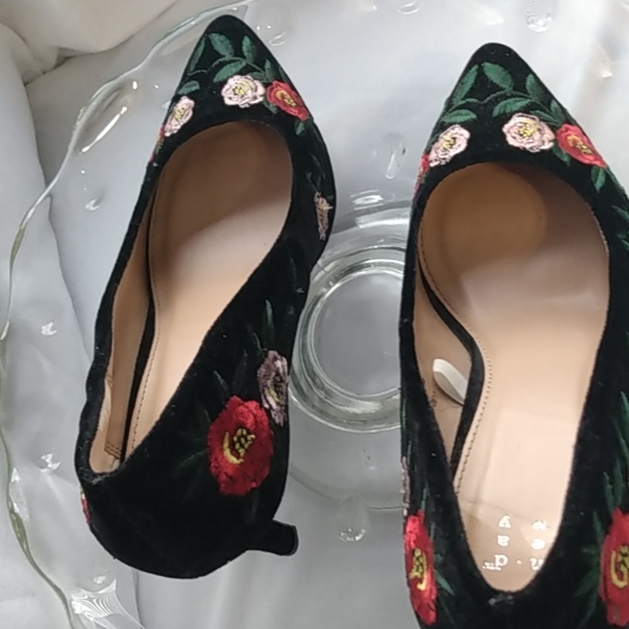 A new day Black Velvet heels with floral embroidery - Picture 6 of 12